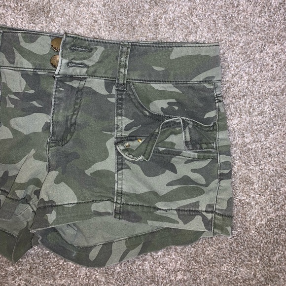 No Boundaries Juniors Green Camo Jean shorts sz 9 - Picture 4 of 9